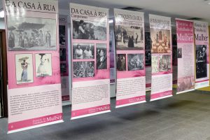 banners da exposição História do Trabalho da Mulher, pendurados no espaço expositivo da JFRS, no saguão do refeitório